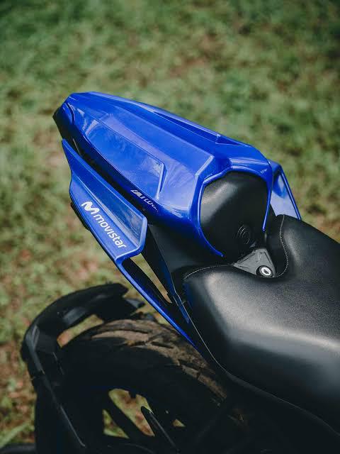 R15 V3 SEAT COWL 4.0